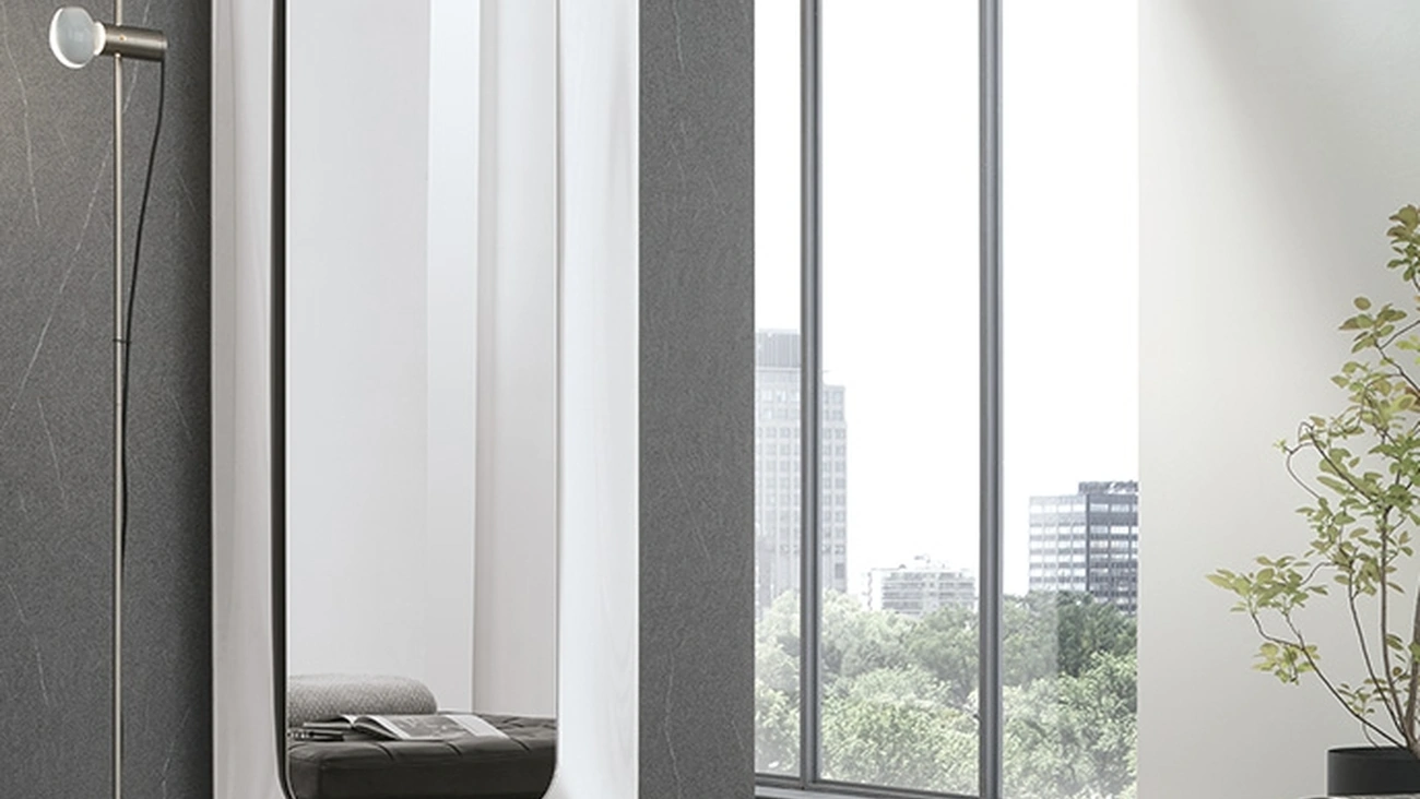 Specchiera con cornice in vetro curvato Anubi di Target Point