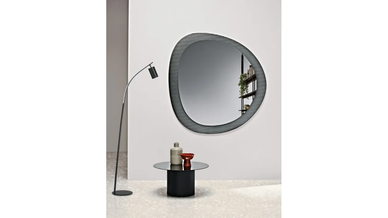 Specchio con cornice cannettata in vetro Kimi di Capodarte