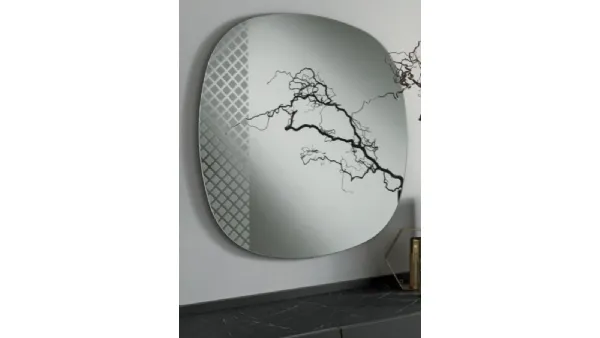 Specchio sagomato Mantra con decorazioni sabbiate di Capodarte