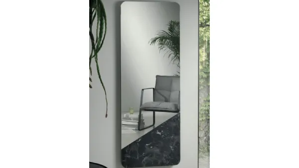 Specchio Ortis con inserto in vetro laminato effetto marmo di Capodarte