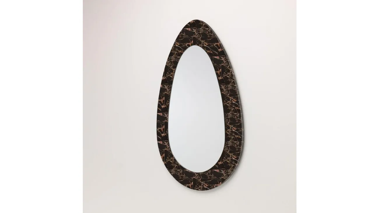 Specchio Maganda con rivestimento della cornice in tessere di pietra fossile di Stones