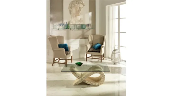 Tavolino Fiocco con base scultorea in pietra fossile e top in vetro temprato di Stones