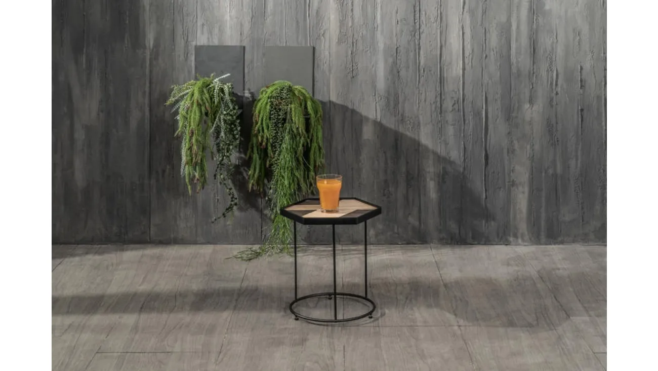 Tavolino Jay con top in legno con inserti in pietra e struttura in metallo di Stones