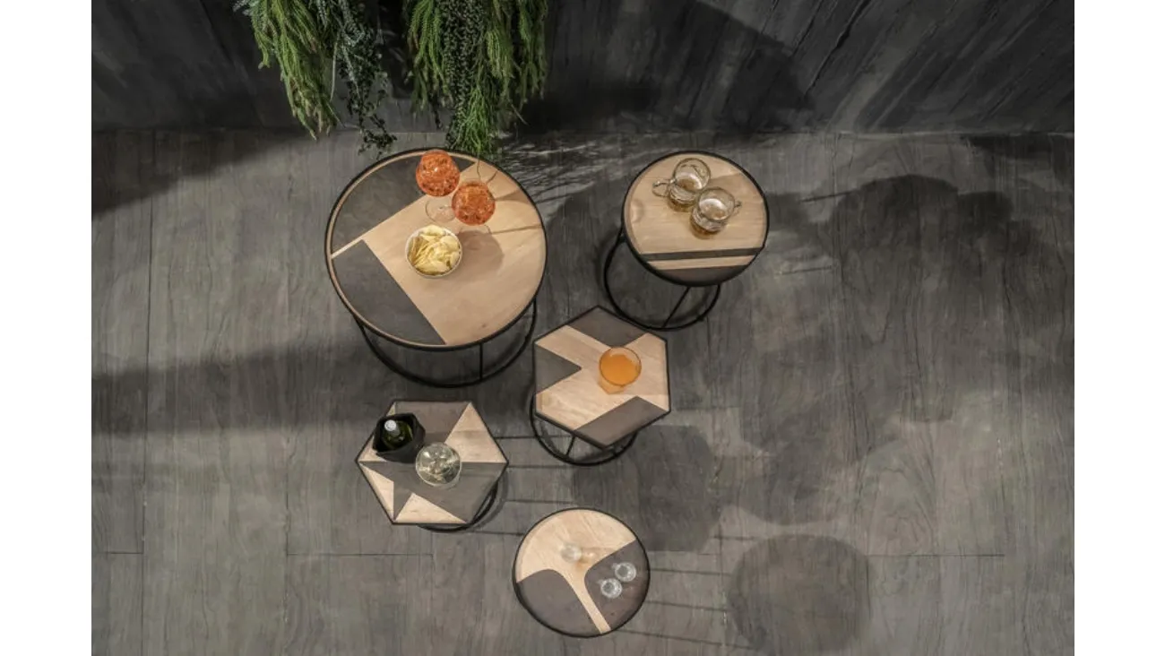 Tavolino Jay rotondo o esagonale con top in legno con inserti in pietra e struttura in metallo di Stones