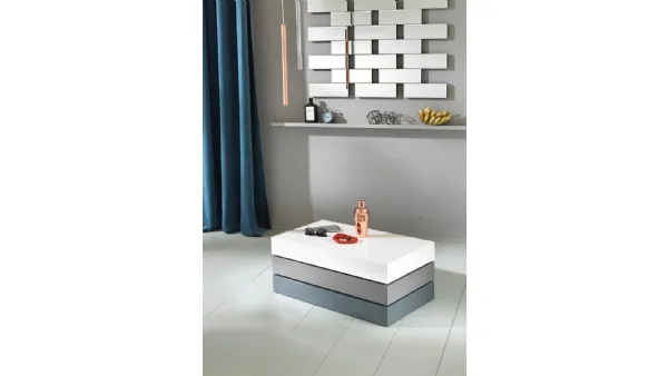 Tavolino Twist 3 in MDF composto da tre ripiani contenitori girevoli laccati, bianco, grigio chiaro e grigio scuro di Stones