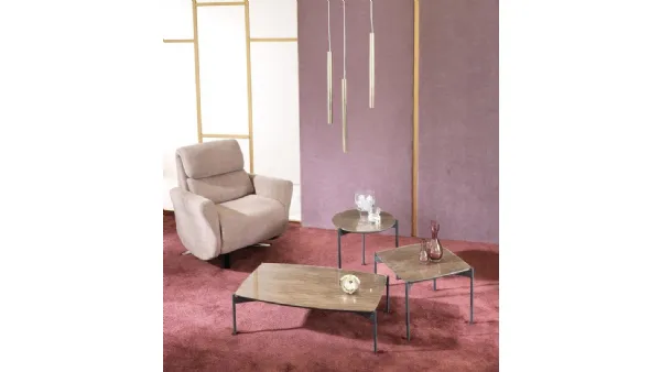 Tavolino Umbi in vetro materico con fondo in MDF verniciato e base in metallo di Stones