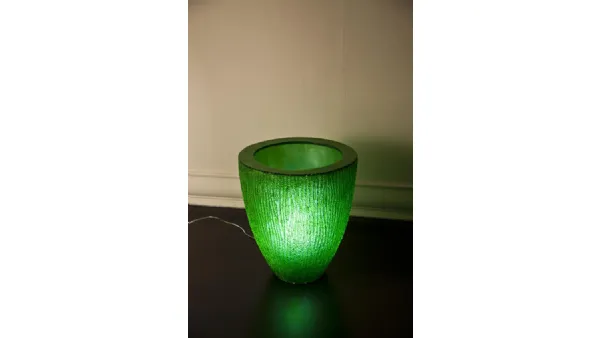 Vaso verde in resina con luce interna di Stones