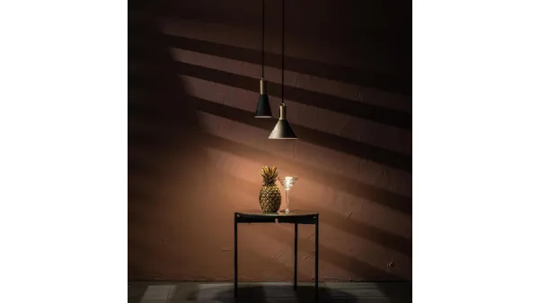 Lampada a sospensione Lince in metallo con decoro in ottone verniciato di Stones