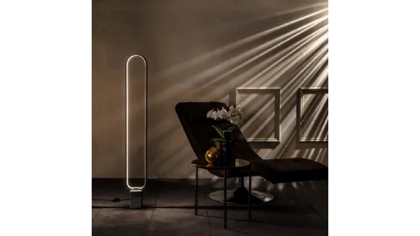 Lampada da terra a LED Naos in metallo con base in marmo di Stones