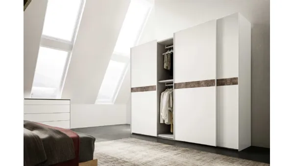 Armadio con ante scorrevoli in laccato bianco opaco con fascia decorativa orizzontale Doppia di Mab