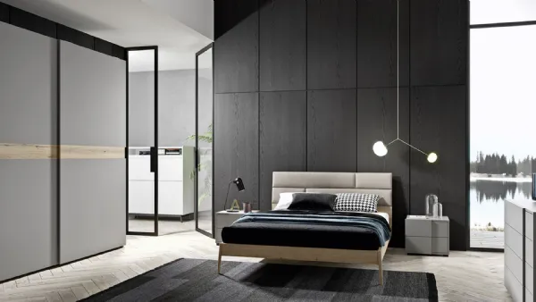 Armadio con ante scorrevoli in laccato opaco con fascia decorativa orizzontale in legno e maniglia integrata Partition di Mab
