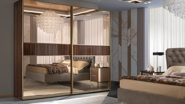 Armadio Malibu con ante in vetro con inserti in legno Makassar di Mobil Più