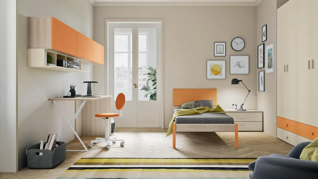 Cameretta in melaminico e laccato arancio con angolo scrittoio Mya Comp 02 di Mab