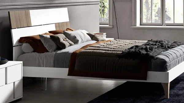 Letto in legno e laccato bianco opaco con testiera Tag di Mab