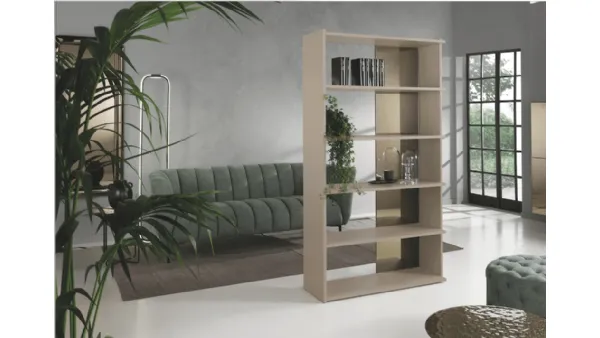 Libreria divisoria Julio con struttura in MDF e ripiani in nobilitato con elemento di fondo in vetro specchiato di Capodarte