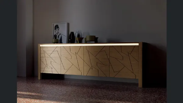 Madia Diagona Art 1753 in legno intagliato laccato tortora con illuminazione di Fratelli Mirandola