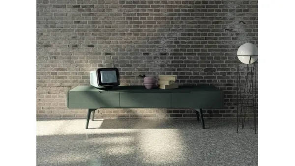 Mobile porta TV Dolce Vita in legno massello di abete laccato di Fratelli Mirandola