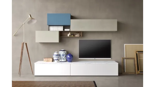 Parete dal design moderno in laccato opaco con top in finitura marmo bianco di Mab