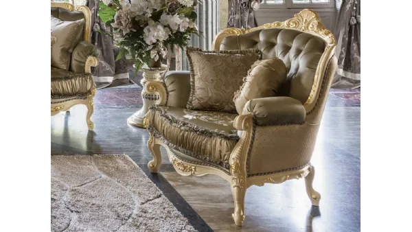 Poltrona Anastasia in tessuto e legno laccato con decorazioni in foglia oro di Mobil Più