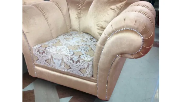 Poltrona classica in tessuto, impreziosita da cristalli Swarovski Elegance di Mobil Più
