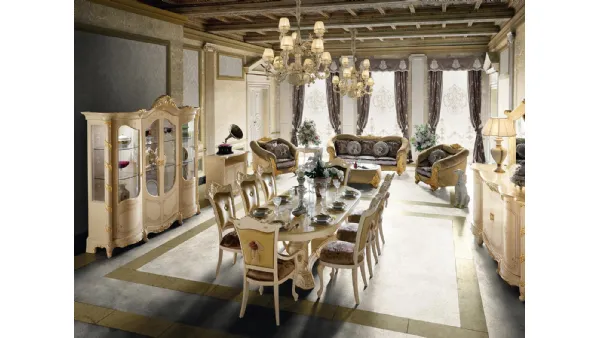 Poltrona classica in tessuto con incastro in legno decorato con foglia oro Madame Royale di Mobil Più