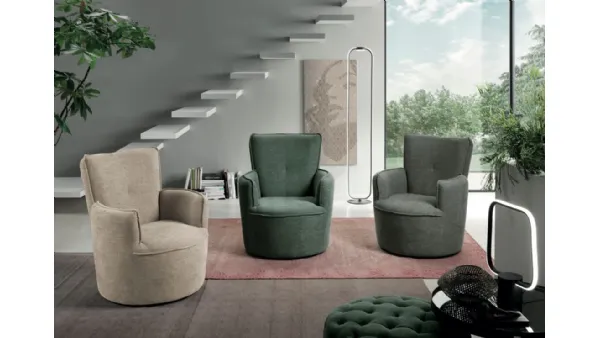 Poltroncina in tessuto con schienale e braccioli arrotondati Archie di Capodarte