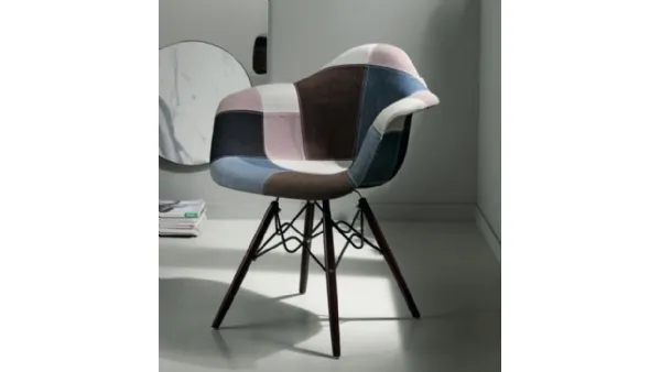 Poltroncina in tessuto patchwork con gambe in legno Milli di Capodarte