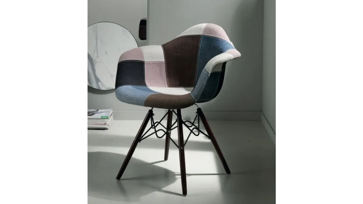Poltroncina in tessuto patchwork con gambe in legno Milli di Capodarte