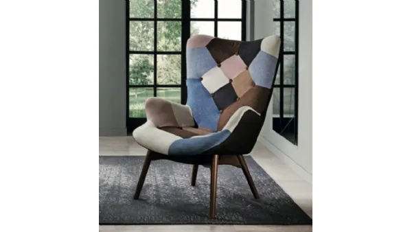 Poltrona in tessuto patchwork con gambe in legno Vilma di Capodarte
