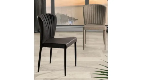 Sedia Brand in ecopelle vintage con schienale impunturato a fasce verticali di Capodarte