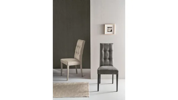 Sedia Douglas in tessuto alcantara con gambe in legno e schienale capitonnè di Capodarte