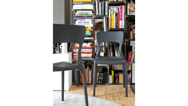 Sedia di design in polipropilene grigio opaco Helios di Connubia