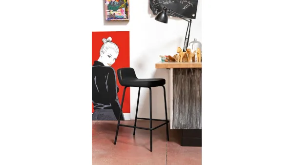 Sgabello in ecopelle con gambe in metallo Riley di Connubia