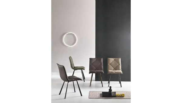 Sedia Roll con struttura in metallo verniciato e seduta in ecopelle effetto soft touch di Capodarte