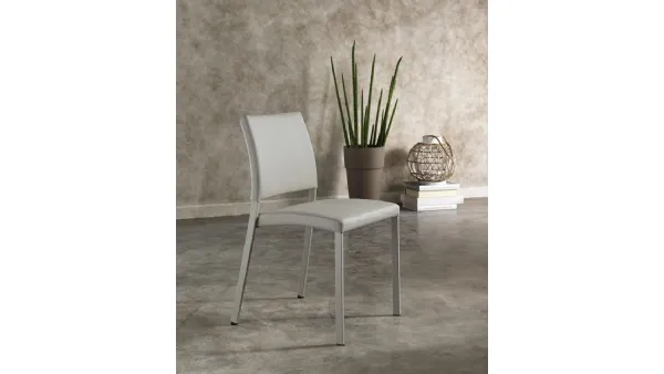 Sedia impilabile Sally in ecopelle imbottita con gambe in metallo verniciato di Stones