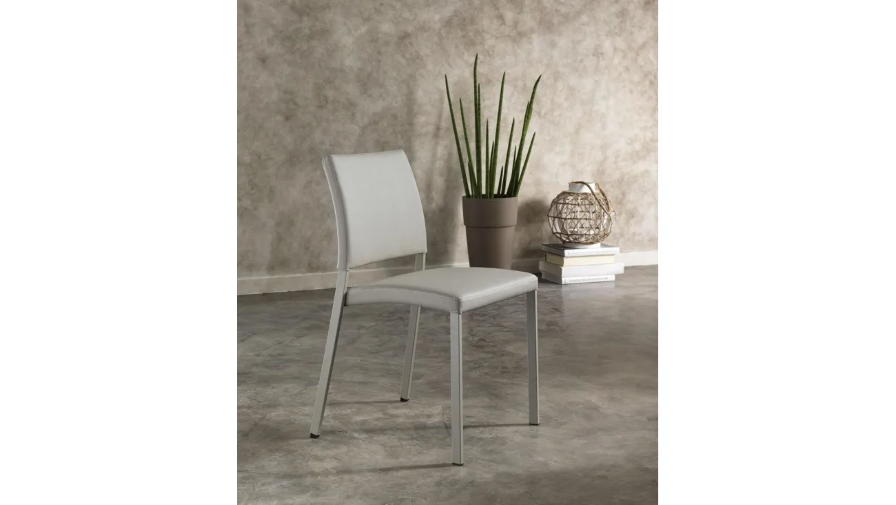Sedia impilabile Sally in ecopelle imbottita con gambe in metallo verniciato di Stones