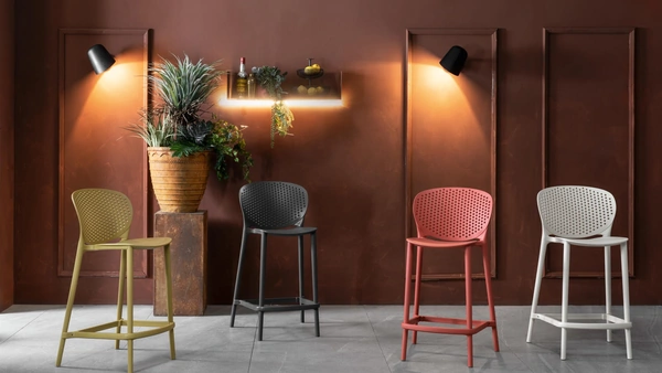 Sgabello impilabile in polipropilene Spot di Stones