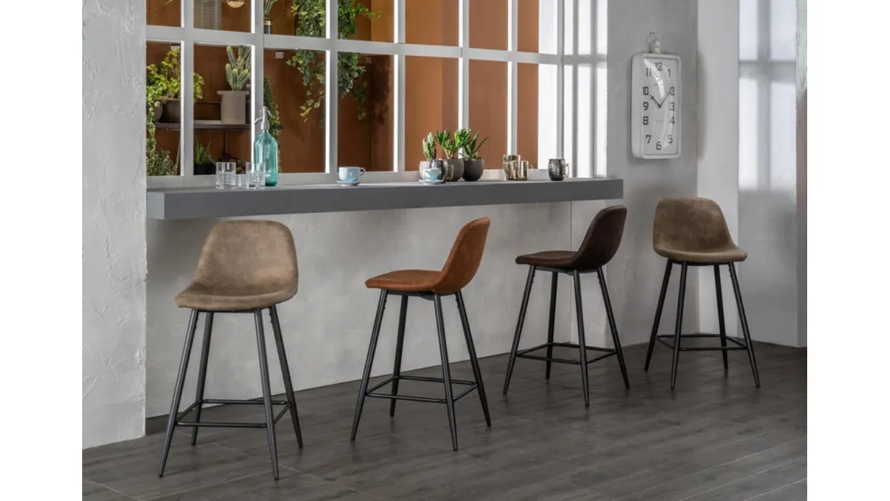 Sgabello Brigitte in ecopelle con struttura in metallo di Stones