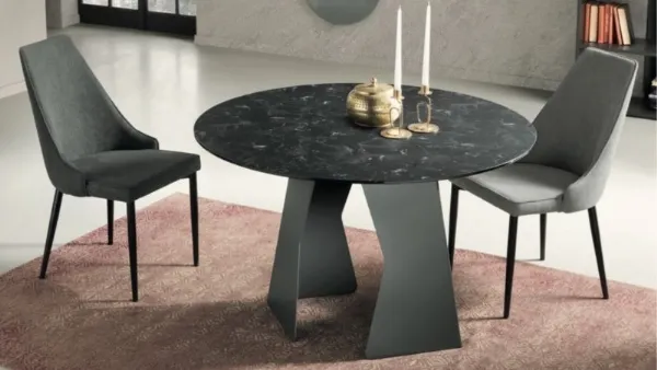 Tavolo rotondo Cassius con base in metallo verniciato e piano in vetro laminato effetto marmo di Capodarte