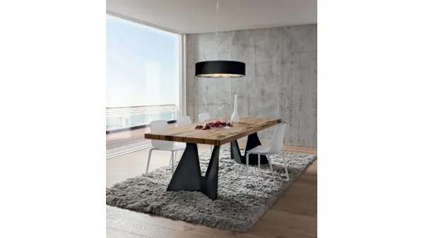 Tavolo di design con piano in legno e basamento in metallo Claudio di La Primavera