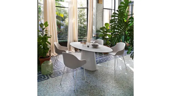 Tavolo fisso con piano ovale in ceramica e base monolitica in lamiera curvata Ellisse di Connubia