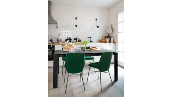Tavolo allungabile con top in ceramica stone e gambe in legno di faggio laccato grafite Eminence Wood di Connubia