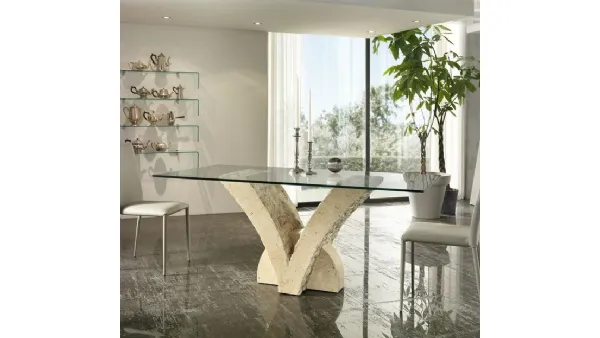 Tavolo con base scultorea in pietra fossile e top in vetro temprato Papillon di Stones