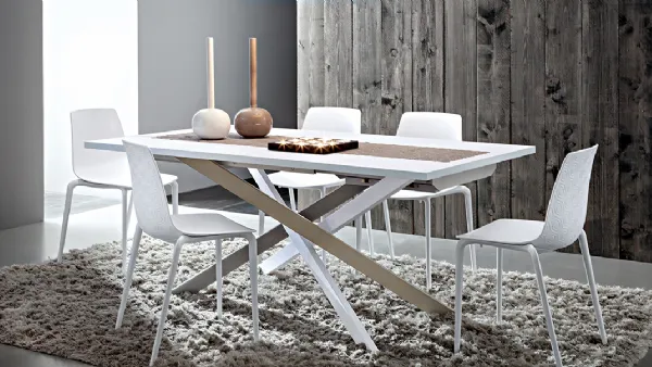 Tavolo di design con piano in legno impiallacciato Renzo di La Primavera