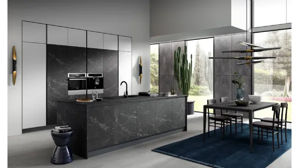 Cucina Moderna con isola Zen finitura Marmo Nero e Seta Bianco Opaco di Mobilturi