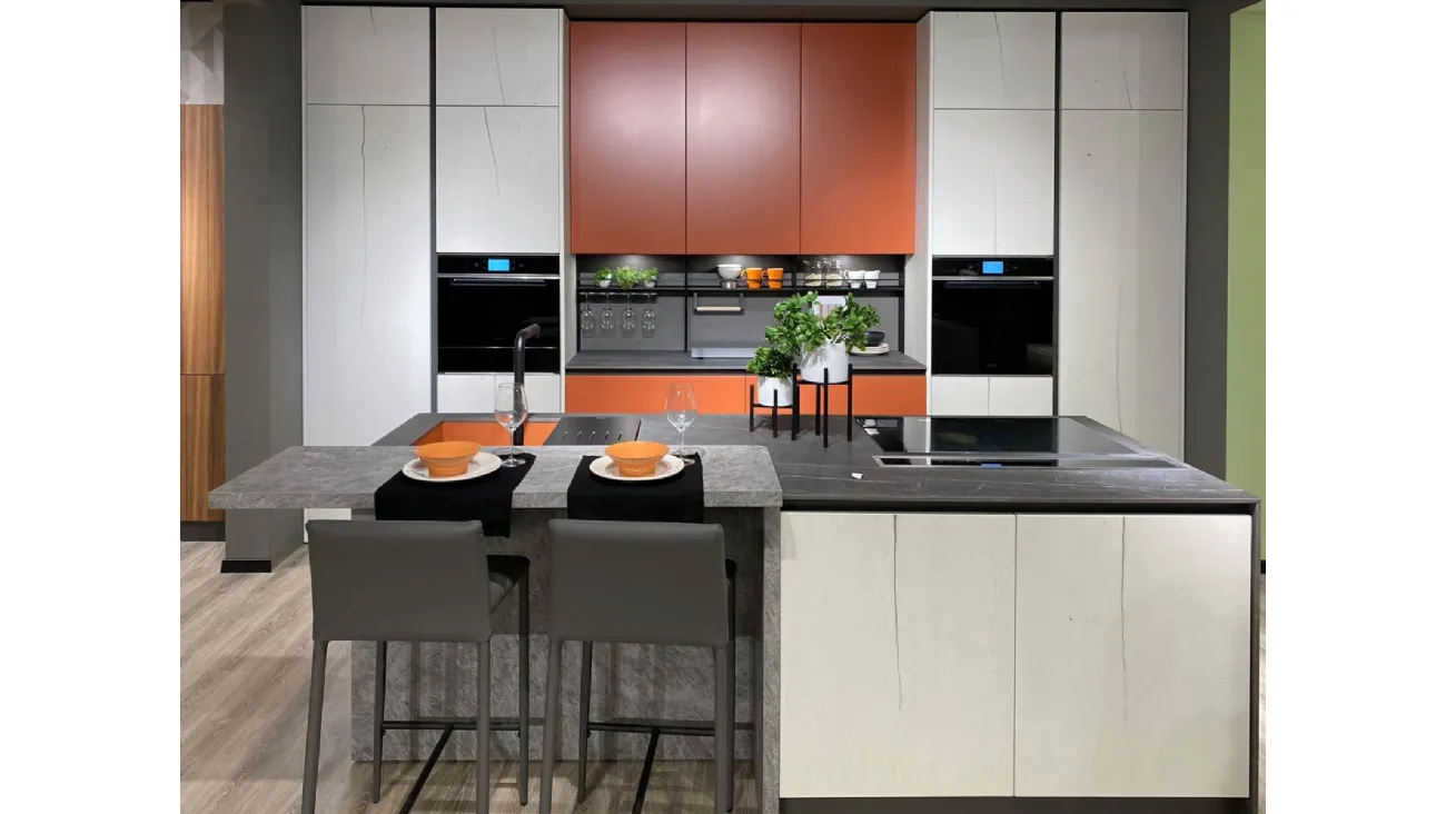 Cucina Moderna con isola Tiffany e Nala finitura Terracotta e Rovere Pietra di Mobilturi